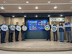 環境部30日舉辦記者會，宣布新增花蓮、南投及金門3地的環境事故應變據點，以縮短毒化災聯防應變時
間，環境部長彭啓明（右4）等人出席。