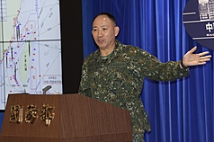 中共宣布軍演並實彈射擊2波次火箭彈，台灣學者認為，現行台灣並無有效、相對應成本的軍備來攔截火箭彈，因此推動「台灣之盾」有其必要性。圖為國防部30日傍晚舉行臨時記者會。 (圖：中央社)