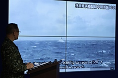 中共發動圍台軍演，國防部30日傍晚舉行臨時記者
會，表示共軍上午9時至下午1時，由福建平潭、石獅
區域共2波次，向台灣北部與西南海域射擊多管火
箭、共計27枚，會中也公布桃園艦廣播驅離中國海警
船影片。
