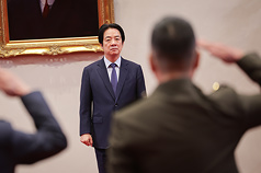 總統賴清德（圖）31日在總統府主持「中華民國115年1月份將官晉任授階典禮」表示，近日中國在台灣周邊海空域實施軍演，國軍官兵在第一時間投入兵力，以快速應變、以變制變、以及反制封鎖能力，鎮定以對、從容自若，驗證了平時訓練的成果。