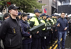 跨年夜即將展開，台北市長蔣萬安（右）31日下午在台北市政府前視察跨年活動周邊維安，為因應1219北市隨機襲擊事件，市警局在跨年晚會全面強化各項維安。