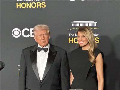 美國總統川普夫婦抵達甘迺迪表演藝術中心。(X平台)