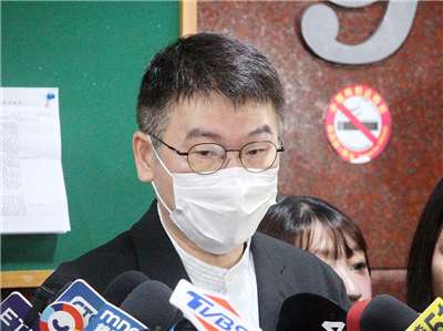 陸委會副主委梁文傑24日在立法院受訪表示，國民黨主席鄭麗文應學學台北市長蔣萬安都在講「捍衛中華民國」 (央廣記者王照坤 攝)