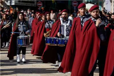 童軍隊伍24日現身伯利恆(Bethlehem)街頭遊行。這座巴勒斯坦城市正走出加薩戰爭的陰影，迎來逾2年來首個充滿節慶歡樂氣氛的聖誕節。 (路透社/達志影像)