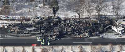 日本關越自動車道群馬縣水上町路段26日晚間發生連環車禍，逾50輛車被捲入，多輛車起火。 