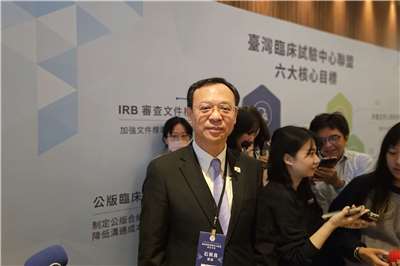 針對網紅仲介海外醫美，衛福部長石崇良8日表示將嚴查違法。(劉品希 攝)