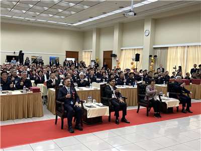 「2025年國家警光獎頒獎典禮」今天(2日)登場，北市警察局榮獲團體組偵查犯罪首獎，台北市警察局小隊長林書玄偵破全國首例律師結合公股銀行員涉詐案件獲個人組打擊詐欺首獎。內政部長劉世芳、警政署長張榮興、中華民國警察之友總會理事長蔡明忠、理事葉力誠出席頒獎。(趙婉淳 攝)