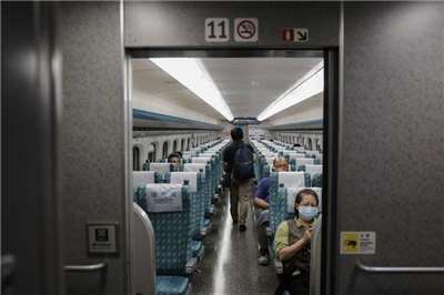 台灣東部海域27日深夜發生芮氏規模7.0的強震，台灣高鐵公司表示，共有6班次列車包括南下4班、北上2班行經受影響區域，臨時停車，以確保旅客安全。圖為民眾搭乘資料照。(圖：中央社)