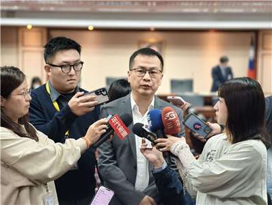 立法院程序委員會今天(23日)討論下次院會議程，國民黨團提出增訂憲法法庭就總統、副總統彈劾案外的判決可交付人民公投複決的公投法修正草案被列入26日院會議程。國民黨團書記長羅智強會後受訪表示，憲法法庭作成的判決攸關國家重大國政，因此希望透過立法明文化，列為公投適用事項。(趙婉淳 攝)