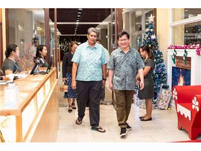 外交部長林佳龍(右)率團訪問太平洋友邦帛琉，帛琉總統惠恕仁(Surangel Whipps, Jr.)設宴款待 (圖取自林佳龍臉書)