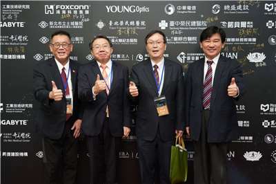 鴻海攜手工研院發起「台灣數位健康大聯盟」，於4日舉辦研討會，衛福部次長莊人祥(右二)、鴻海科技集團B事業群數位健康總經理姜志雄(左一)等人均出席活動。(鴻海提供)