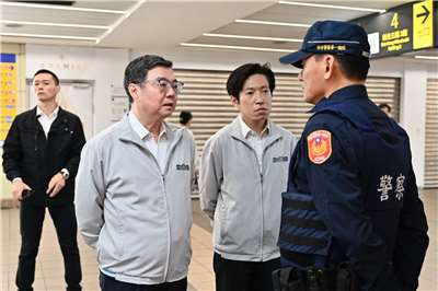 行政院長卓榮泰20日上午前往檢視北捷站體內的戒備情形及見警率。 (圖:行政院)