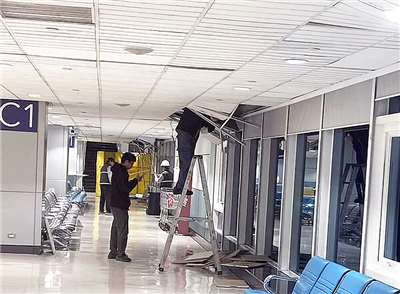 台灣東部海域27日晚間發生芮氏規模7.0地震，造成桃園國際機場第二航廈部分候機室及行李轉盤天花板掉落，維修人員正在C1候機室整修掉落的天花。 （機場公司提供）