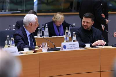 烏克蘭總統澤倫斯基(Volodymyr Zelensky)18日出席歐盟理事會會議。圖左為歐盟理事會主席柯斯塔(Antonio Costa)。 (圖:X@eucopresident)