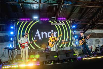 台流音樂想要打進非華語市場，產業思維政策必須即刻調整。圖為台灣音樂人Andr在清邁演出。(文化部影視局提供)