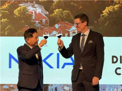 外交部常務次長葛葆萱(左)與芬蘭商務辦事處代表羅瑞(Lauri Raunio)(右)相互舉杯致意。(外交部提供)