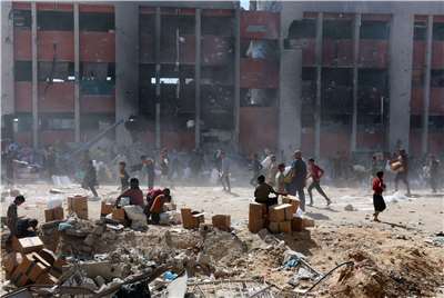 在以色列與哈馬斯停火期間，巴勒斯坦人聚集在加薩走廊南部的汗尤尼斯，領取進入加薩的援助物資。10月12日資料照。