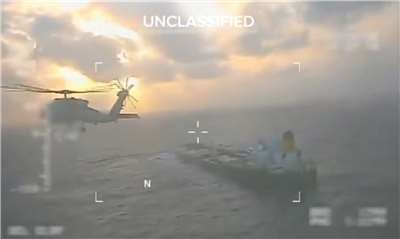 美國國土安全部部長諾姆（Kristi Noem）在社群平台X的貼文附上一段近8分鐘的空拍影片，畫面顯示一架直升機盤旋在一艘大型油輪甲板上方。(X@Sec_Noem)