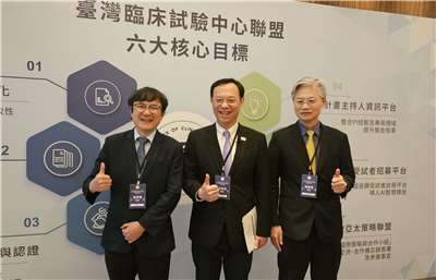 「台灣臨床試驗中心聯盟」8日)成立，兩大推手為台北醫學大學校長吳麥斯(左)與台中榮民總醫院院長傅雲慶(右)。中為衛福部長石崇良。(劉品希 攝)