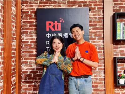 主持人內克與來賓Amy（左）