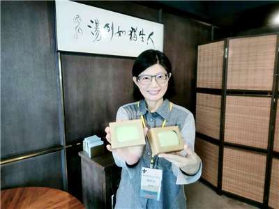 策進會非常重視在台港人的生活，策進會董事長賴秀如拿著在台港人製作的「善意久久」手工香皂，並推廣策進會服務專線02-2700-3199 (央廣記者王照坤 攝)