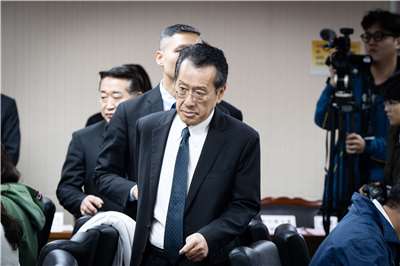 國防部長顧立雄1日在立法院指出，國軍現行戰鬥部隊定義僅到連級，確實與現代「聯兵營、旅」的作戰概念不符，將通盤檢討戰鬥部隊定義，擴大支領戰鬥加給範圍。(楊仁翔 攝)