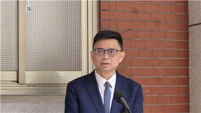 民進黨立委賴瑞隆家人遭控涉及霸凌案件，賴瑞隆8日再度出面說明處置狀況，並強調現階段會先以家人的事情優先。(劉玉秋攝)