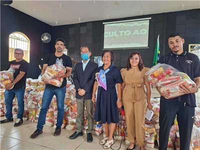 中華民國駐巴西代表廖志賢（左3）13日出席世界華人工商婦女企管協會巴西利亞分會在「第一浸信會」教堂舉行的「聖誕無飢餓」慈善活動，並捐贈物資。（駐巴西代表處提供）