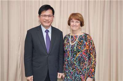 外交部長林佳龍(左)5日接見美國外交政策全國委員會(NCAFP)會長艾略特(Susan M. Elliott)。(FB)