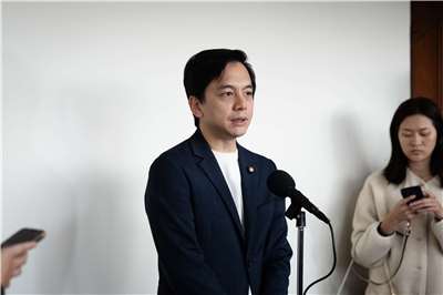 國民黨發言人牛煦庭5日上午在立法院表示，涉詐案件最常發生在臉書，政府卻是以打詐為理由封禁小紅書，根本是持續抗中保台的動作，來抹滅打詐無力的事實。(楊仁翔 攝)