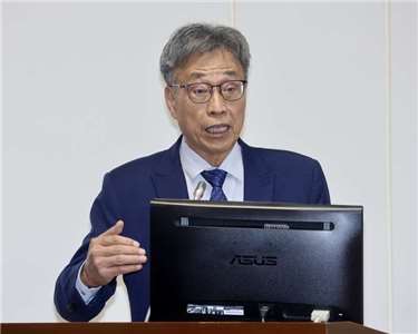 業部長陳駿季於立法院經濟委員會備詢，並回應禁廚餘養豬議題。資料照片 (中央社)