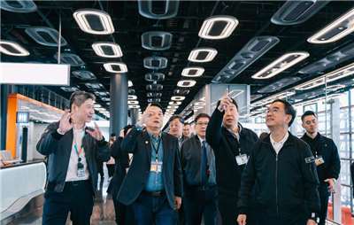 交通部長陳世凱(右三)向考察立委們介紹桃機第三航廈北廊廳設計概念。(照片由交通部提供)