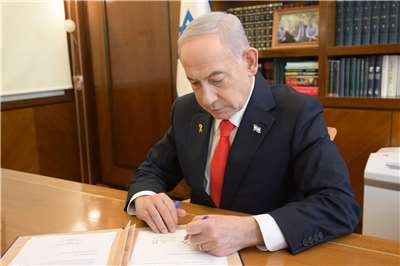 以色列26日正式承認索馬利蘭為「獨立且具主權的國家」。圖為總理尼坦雅胡簽署相關文件。 (圖:X@IsraeliPM)