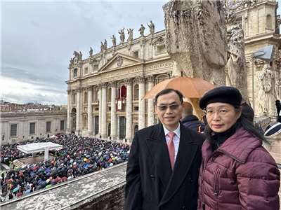 駐教廷大使賀忠義夫婦25日參加教宗良十四世發表耶誕文告及「降福羅馬城及全世界」（Urbi et Orbi）儀式。（駐教廷大使館提供）