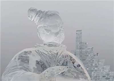 中國哈爾冰才開園3天的「冰雪大世界」內冰雕，因天氣氣溫升高，出現滴水情況。(翻攝新京報影片)