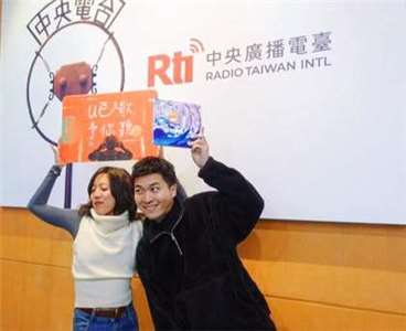 主持人內克與來賓李竺芯（左）