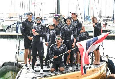 泰國王后蘇堤達（Queen Suthida）( 左二)所率領的泰國隊，18日在東南亞運動會帆船混合團體賽中奪得金牌。