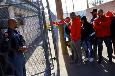 圖為主要來自委內瑞拉的移民站在紐約市的庇護所外。(路透社/達志影像)