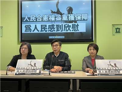 憲法法庭今天(19日)宣判立法院去年底三讀修正通過的憲法訴訟法違憲。對此，民進黨團表示，這將使人民的合憲權益重獲保障，民進黨團為人民感到欣慰。(趙婉淳 攝)