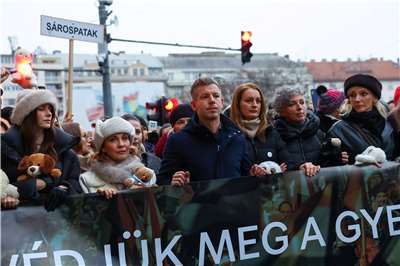 匈牙利萬人示威抗議，要求總理奧班為虐兒案不作為下台。