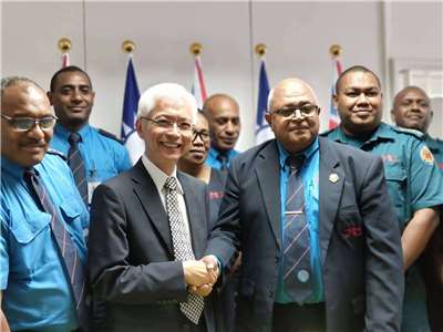 台灣駐斐濟代表周進發9日代表台灣內政部消防署，將一批急救物資移交給斐濟國家消防局(NFA)。 (圖:駐斐濟代表處)