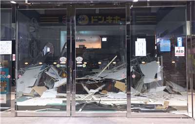 日本青森縣8日深夜發生強震，當地一間公司受到嚴重毀損。