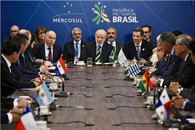 巴西總統魯拉(Luiz Inacio Lula da Silva)(中)。