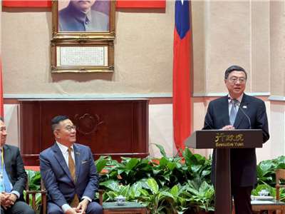 行政院長卓榮泰9日下午接見「世界留台校友會聯誼總會參訪團」。(鄭佑漢 攝)