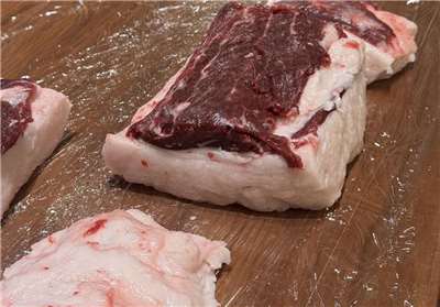 自日本致命熊襲事件激增以來，對熊肉料理的需求隨之大幅增長。圖為熊肉。(福澤喬攝)