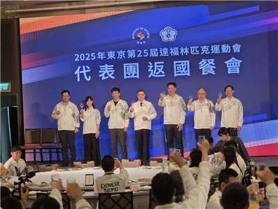 行政院長卓榮泰(中)2日出席「2025年東京第25屆達福林匹克運動會代表團返國餐會」，慰勞選手們為國爭光的努力。(江昭倫 攝）