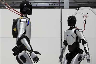 全球機器人2024年安裝數量達54.2萬台，其中，中國市占達54%，為全球最大的工業機器人市場。圖為位於上海的智元機器人(AgiBot)工廠生產線。