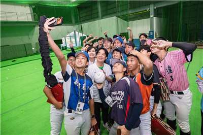 賴清德總統YouTube頻道推出的全新系列節目「追夢事務所」，第二集影片9日晚間正式上架，聚焦總統最喜愛的棒球，總統特別身穿棒球衣訪視赴美見習的圓夢青年，也仔細聆聽球員們的心得分享。