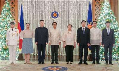 新任中國駐菲大使井泉(左3)11日向菲律賓總統小馬可仕遞交國書。 (圖:FB/ChinaEmbassyManila)