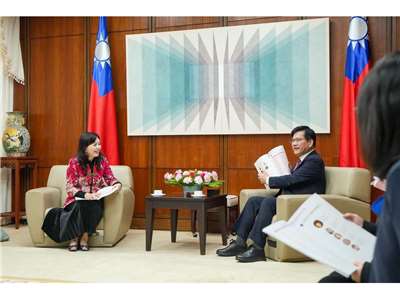 台灣國際職業婦女協會拜會外交部長林佳龍(右)，林佳龍表示，會持續協助非政府組織，讓台灣站上國際舞台 (圖取自林佳龍臉書)